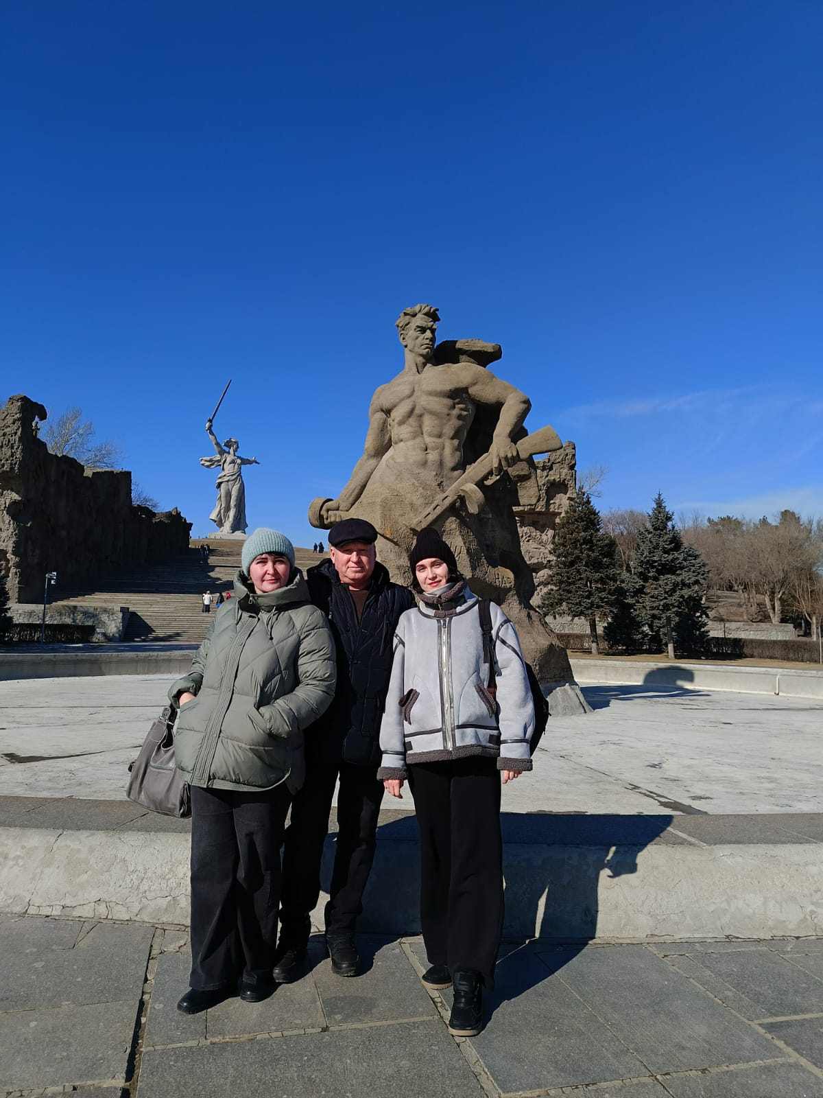 Светлана с семьёй на прогулке