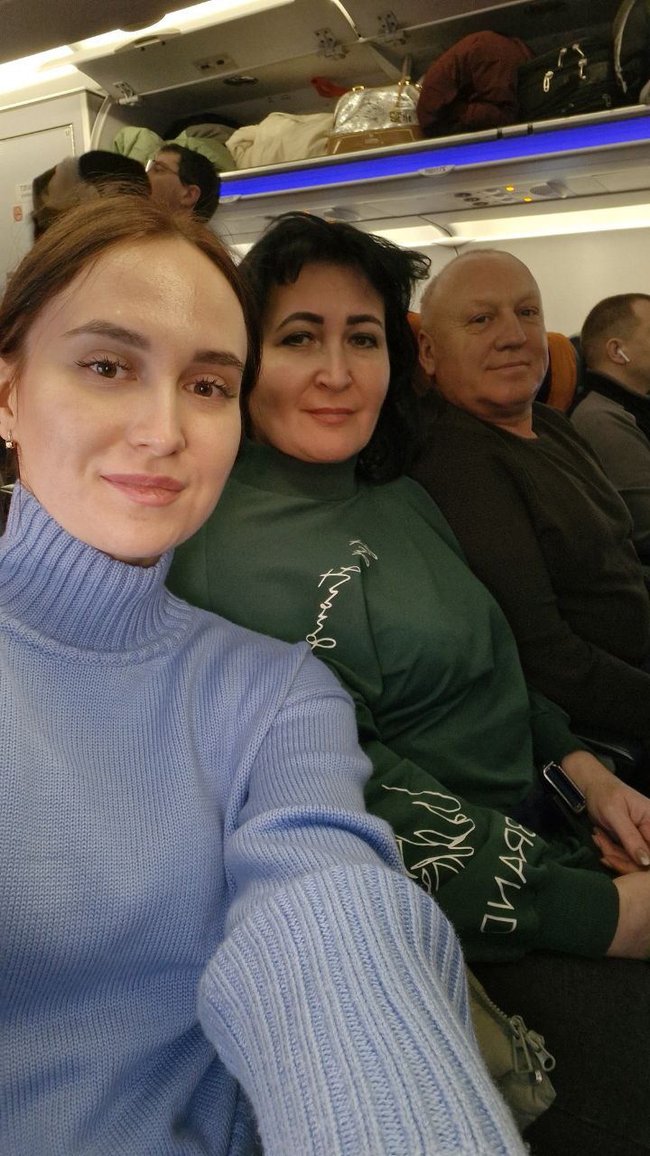 Светлана с дочерью и мужем в самолёте